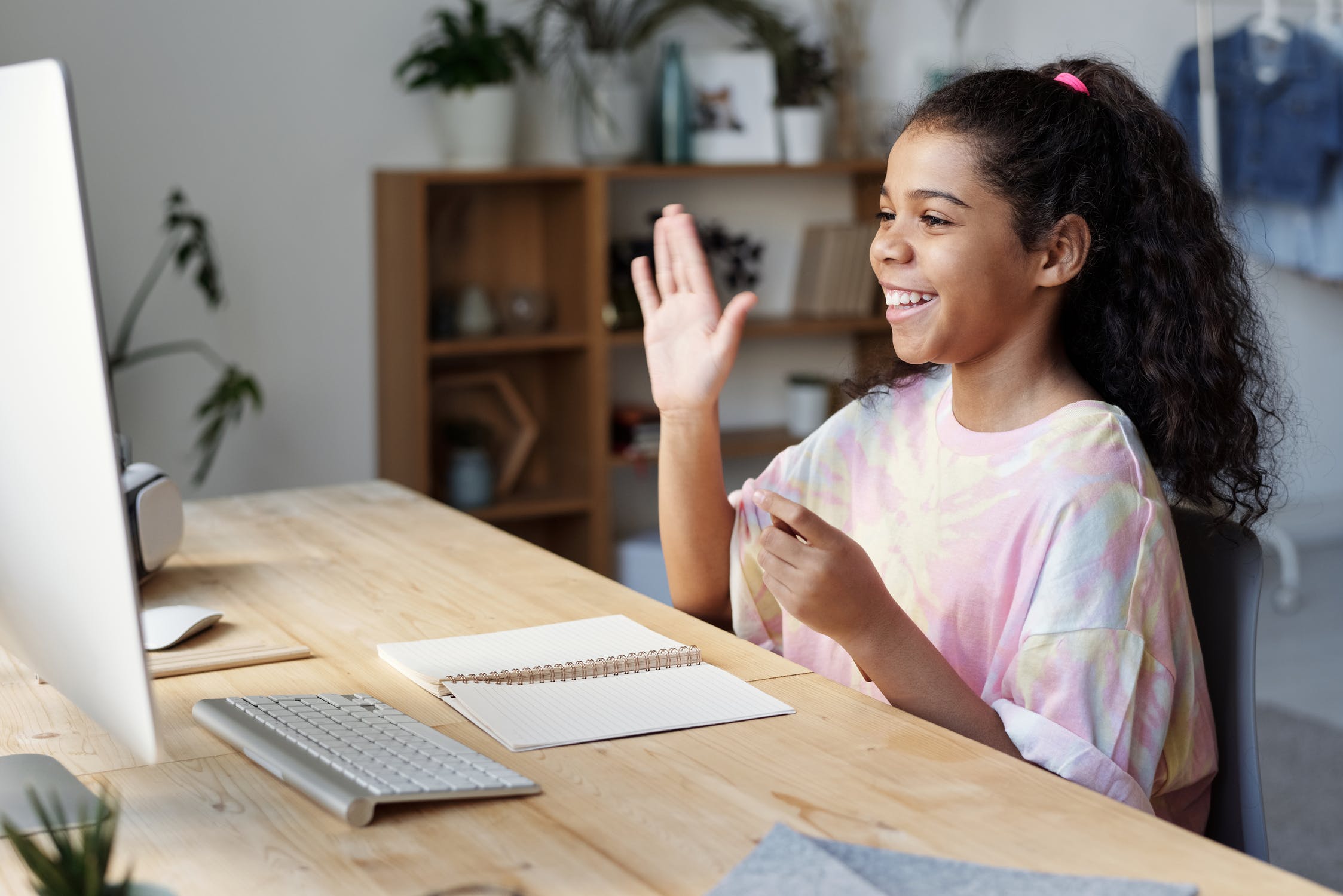 子どもがイヤホンで英語を聞くイメージ